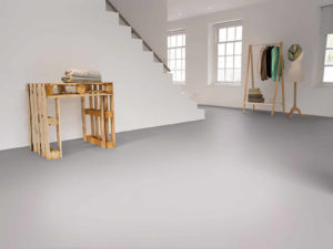 Světle šedá epoxidová litá podlaha v minimalistickém interiréru
